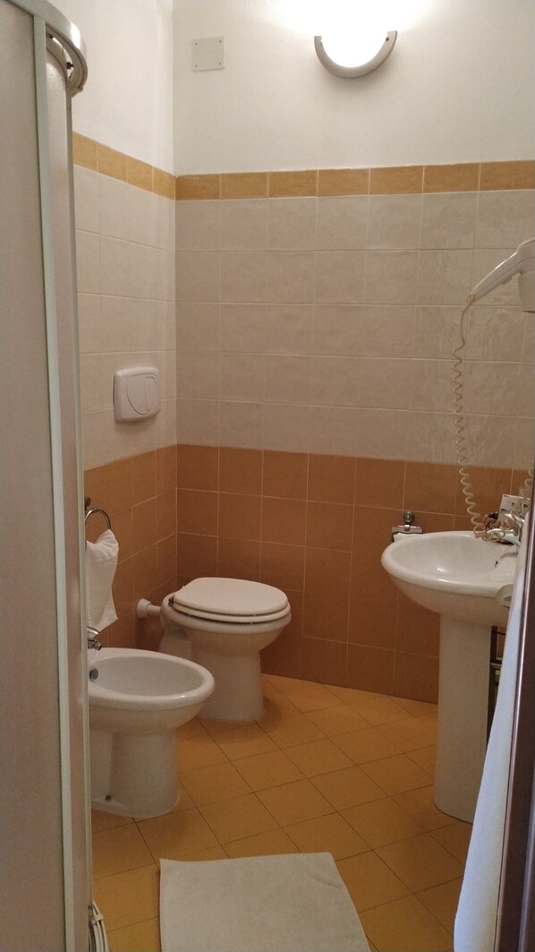 A bathroom with a toilet, bidet, and sink. - Amarcord (Spezzano Albanese)