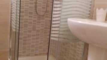 Suite familiare, 2 camere da letto, vista città | Doccia