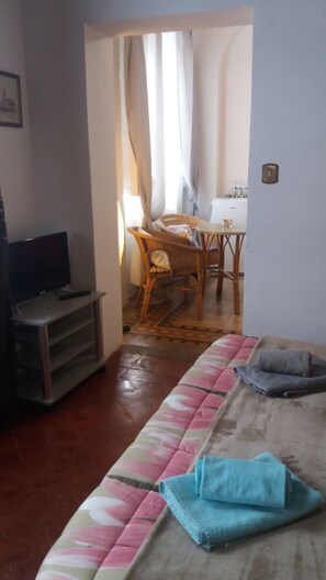Family Suite, 2 Bedrooms, City View | Down comforters, individually decorated, individually furnished, desk - La Maison del Corso B&B (Pisa)