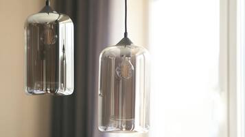 To pendellamper med klart glas og metalbund.