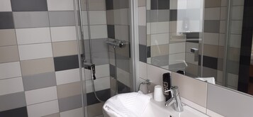 Ducha, secador de pelo, toallas, jabón