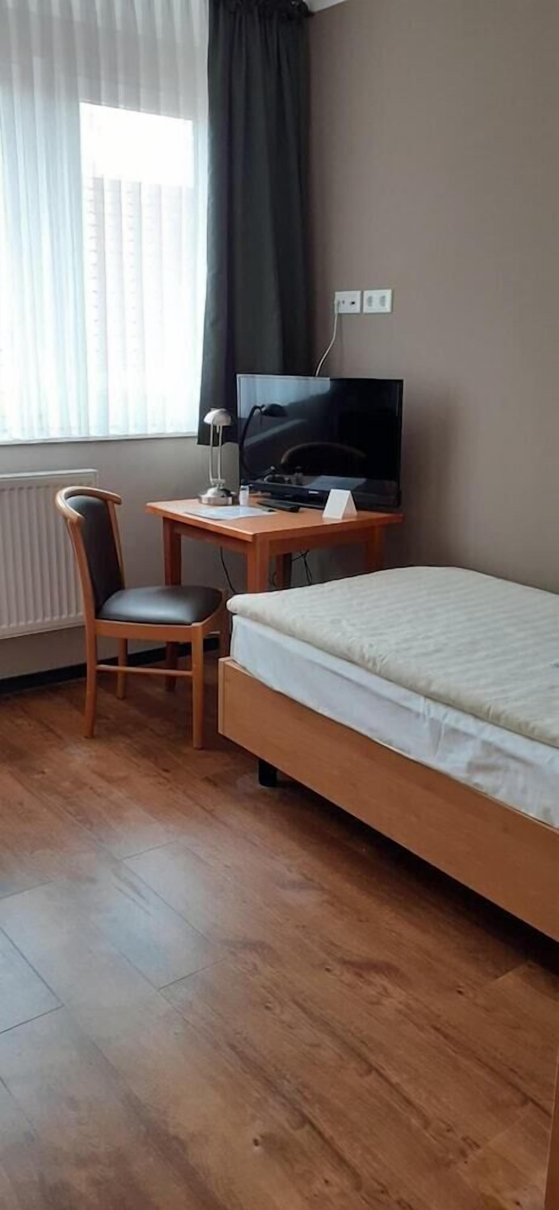 Hypo-allergenic bedding, minibar, desk, laptop workspace