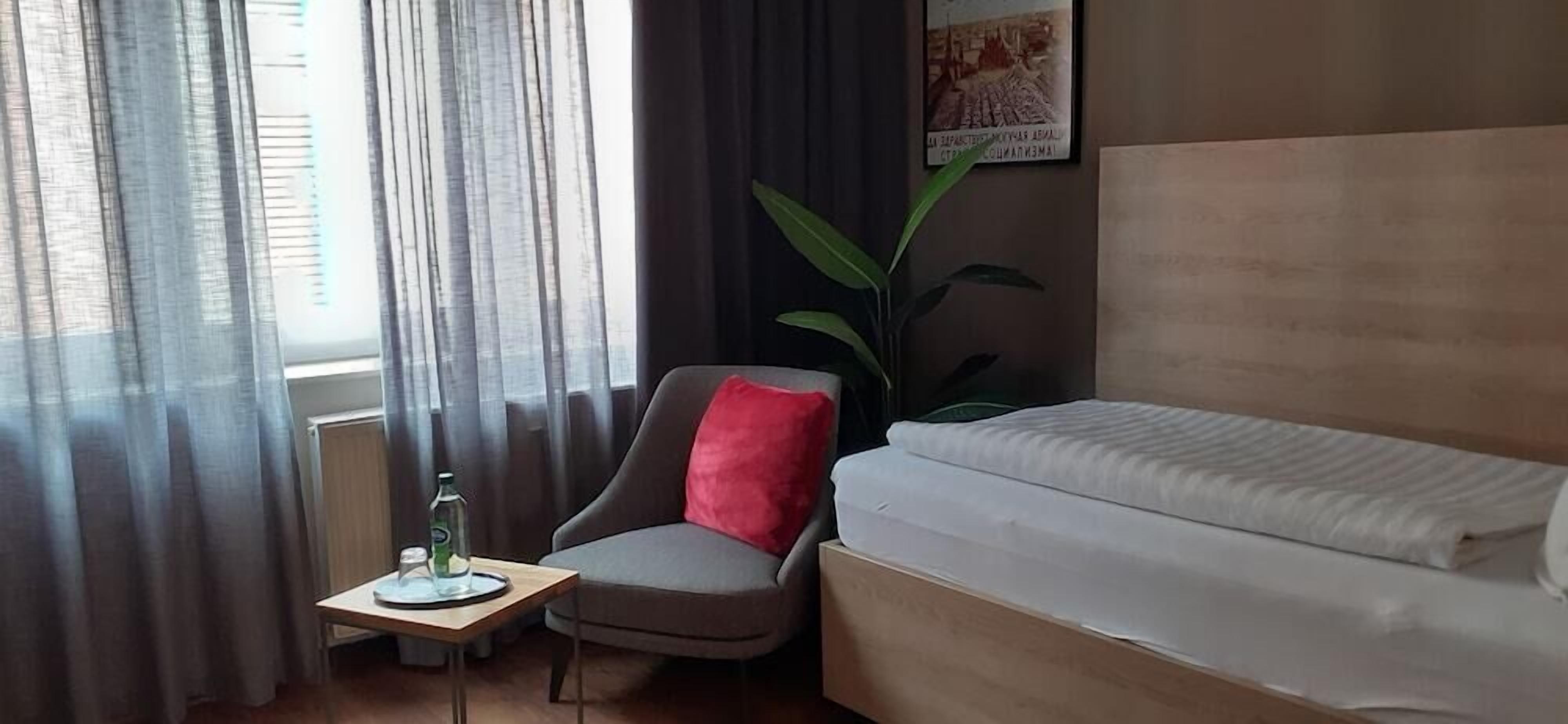 Hypo-allergenic bedding, minibar, desk, laptop workspace
