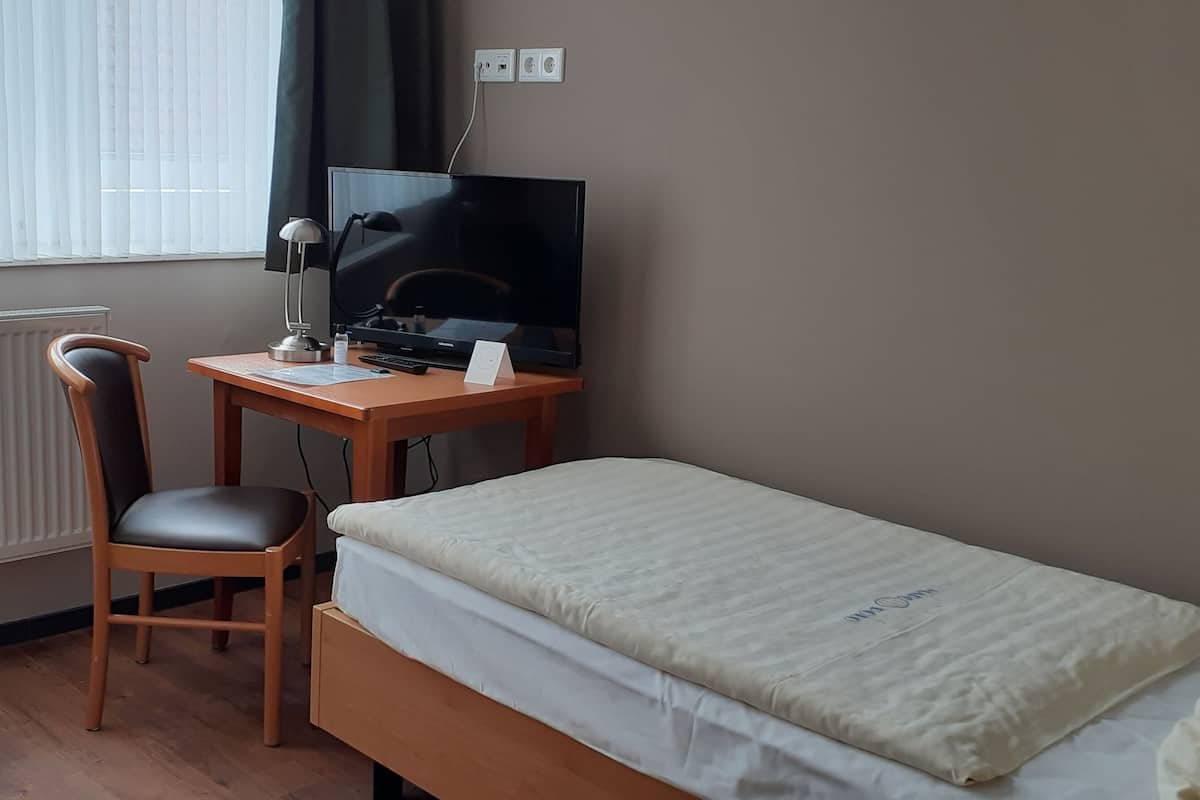 Hypo-allergenic bedding, minibar, desk, laptop workspace