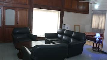 Habitación ejecutiva | Área de sala de estar | Televisión