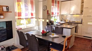Jääkaappi, mikroaaltouuni, uuni, astianpesukone