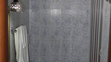 Chambre Triple Deluxe, vue mer | Salle de bain
