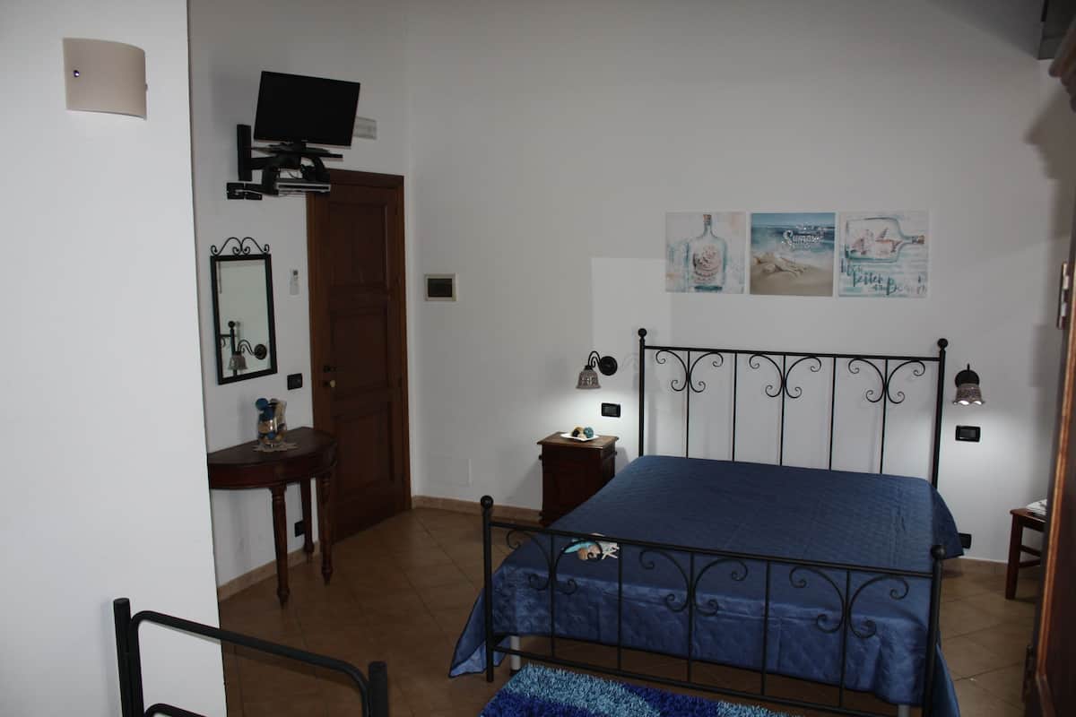 Habitación triple Deluxe, vista al mar | Wifi gratis y ropa de cama