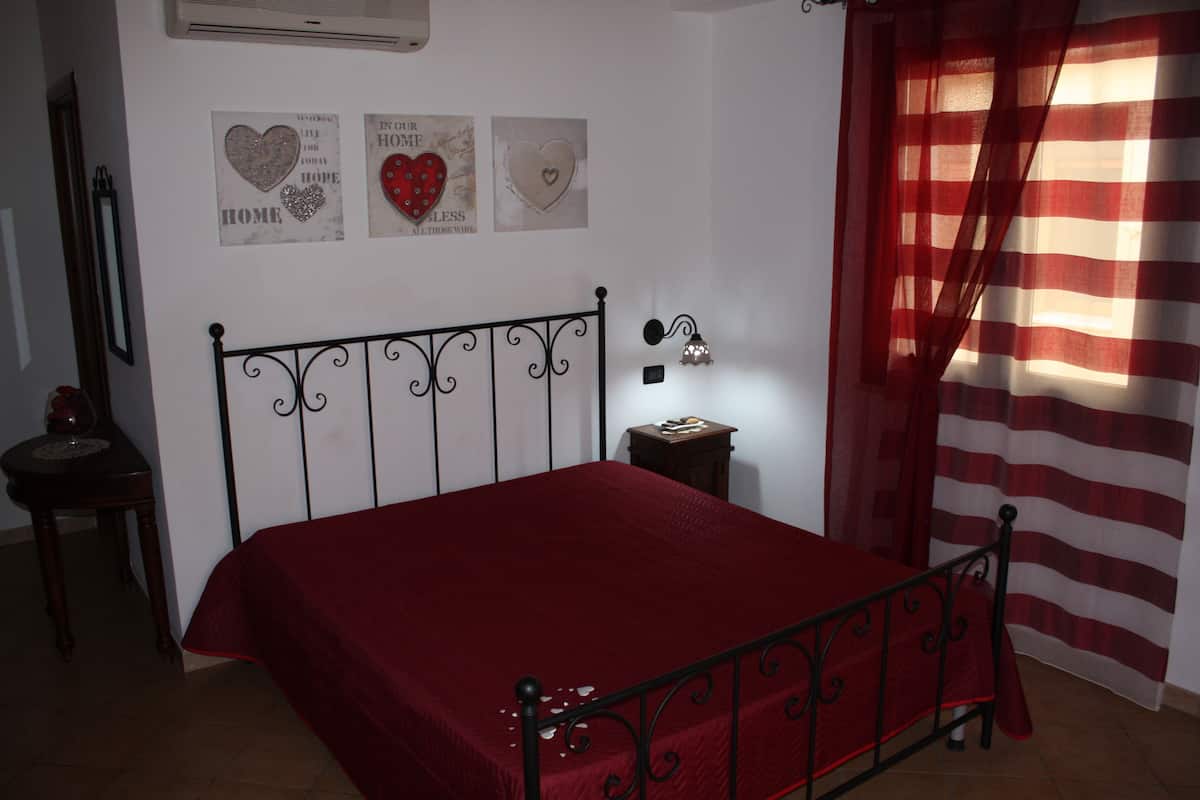Habitación cuádruple Deluxe, vista al mar | Wifi gratis y ropa de cama