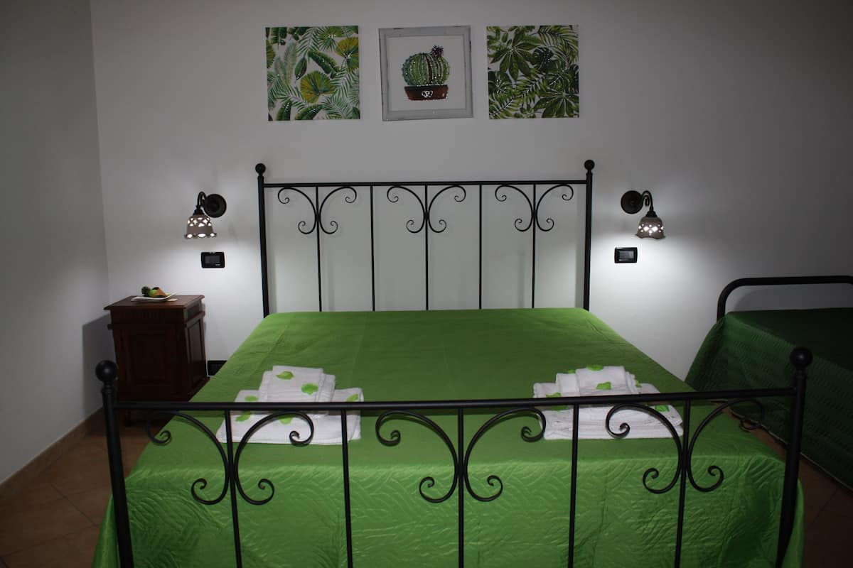 Habitación triple básica | Wifi gratis y ropa de cama