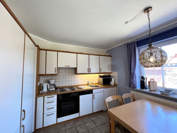 Kühlschrank, Mikrowelle, Ofen, Geschirrspüler