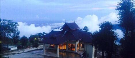 Fachada de la propiedad por la tarde o noche