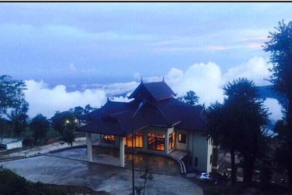 Fachada da propriedade à noite