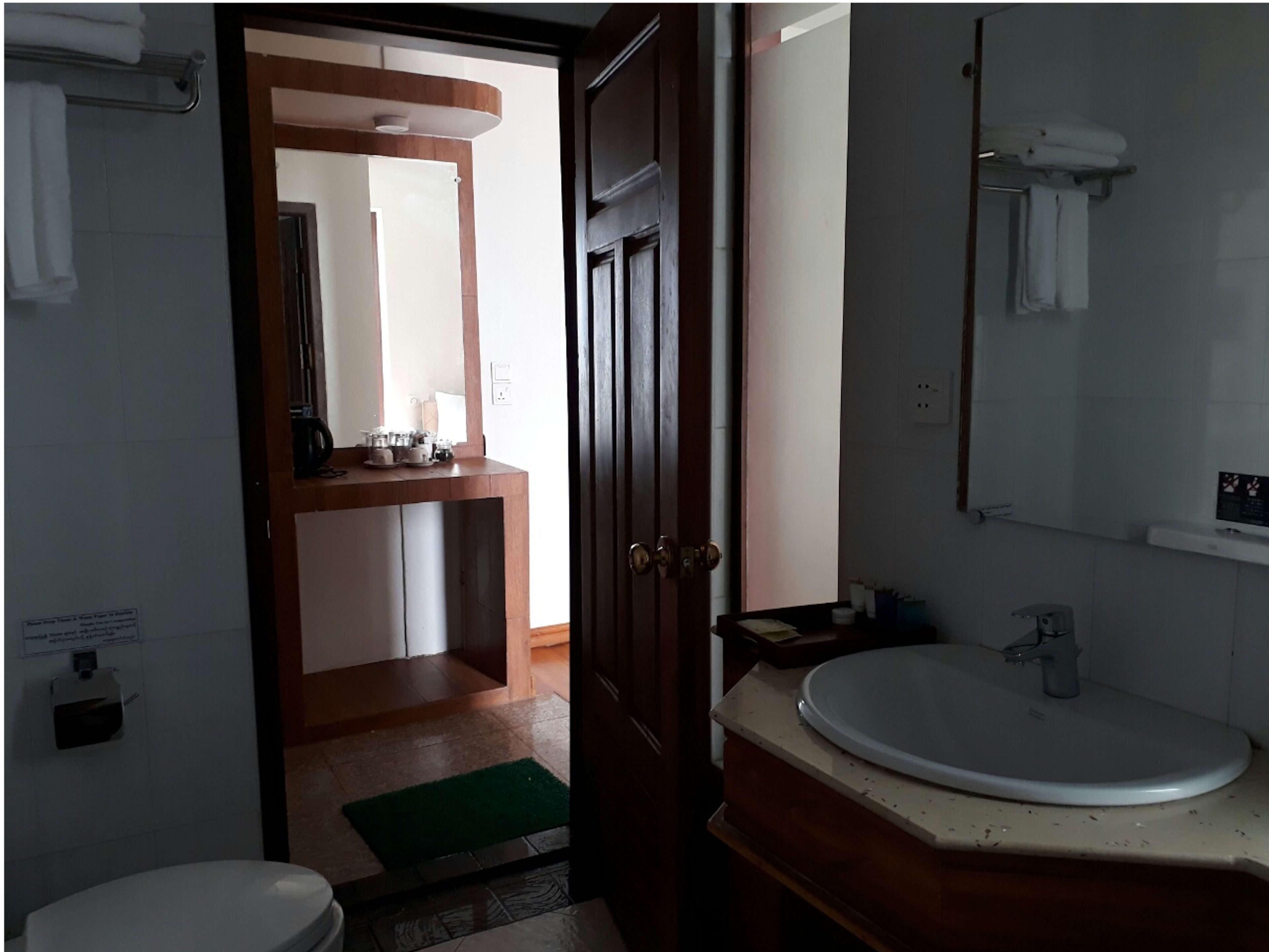 Minibar, coffres-forts dans les chambres, bureau