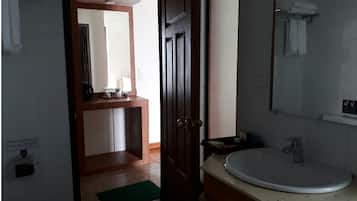 Minibar, coffres-forts dans les chambres, bureau