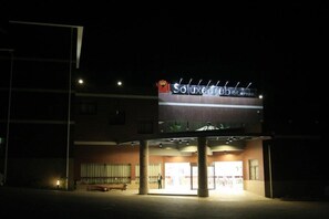 Fachada de la propiedad por la tarde o noche