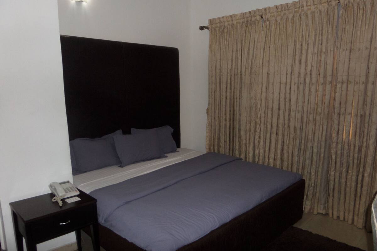 Desk, laptop workspace, free WiFi, bed sheets
