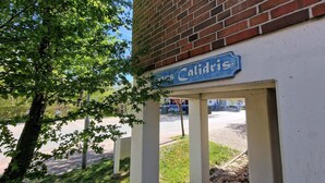 A building entrance with a sign reading 'Casa Collidis.' - 035-02 (Room category) - House Calidris (Sankt Peter-Ording)
