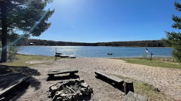 Plage, chaises longues, serviettes de plage