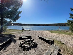 På stranden, solstolar och strandhanddukar