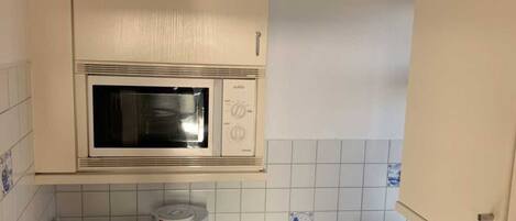 Køleskab, mikrobølgeovn, opvaskemaskine, brødrister