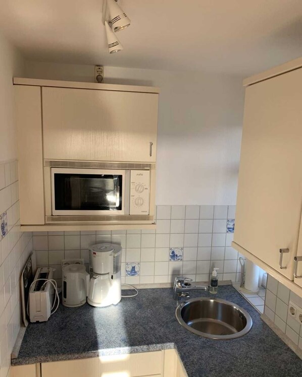 Køleskab, mikrobølgeovn, opvaskemaskine, brødrister