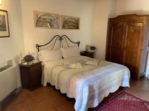 Cortinas blackout, cunas gratuitas, wifi gratis y ropa de cama 