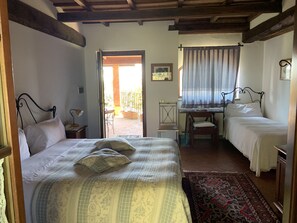 Cortines opaques, bressols gratuïts, wifi gratuïta i roba de llit