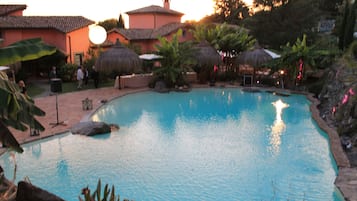Piscina stagionale all'aperto, ombrelloni da piscina, lettini