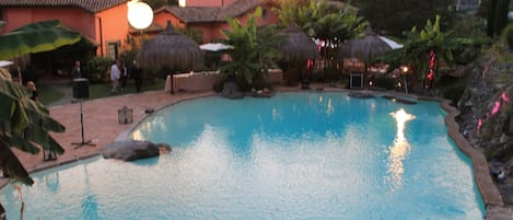 Alberca al aire libre por temporada y sombrillas en la alberca