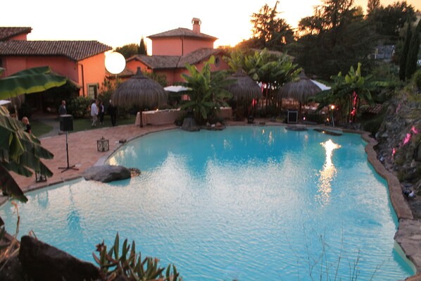 Piscine extérieure (ouverte en saison), parasols de plage