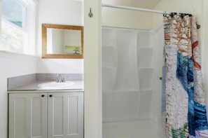 Combined shower/bathtub, jetted bath, eco-friendly toiletries