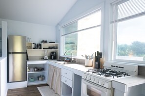 Geladeira, fogão, cooktop, cafeteira/chaleira