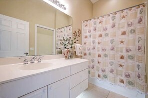 Duschwanne, Haartrockner, Handtücher, Toilettenpapier