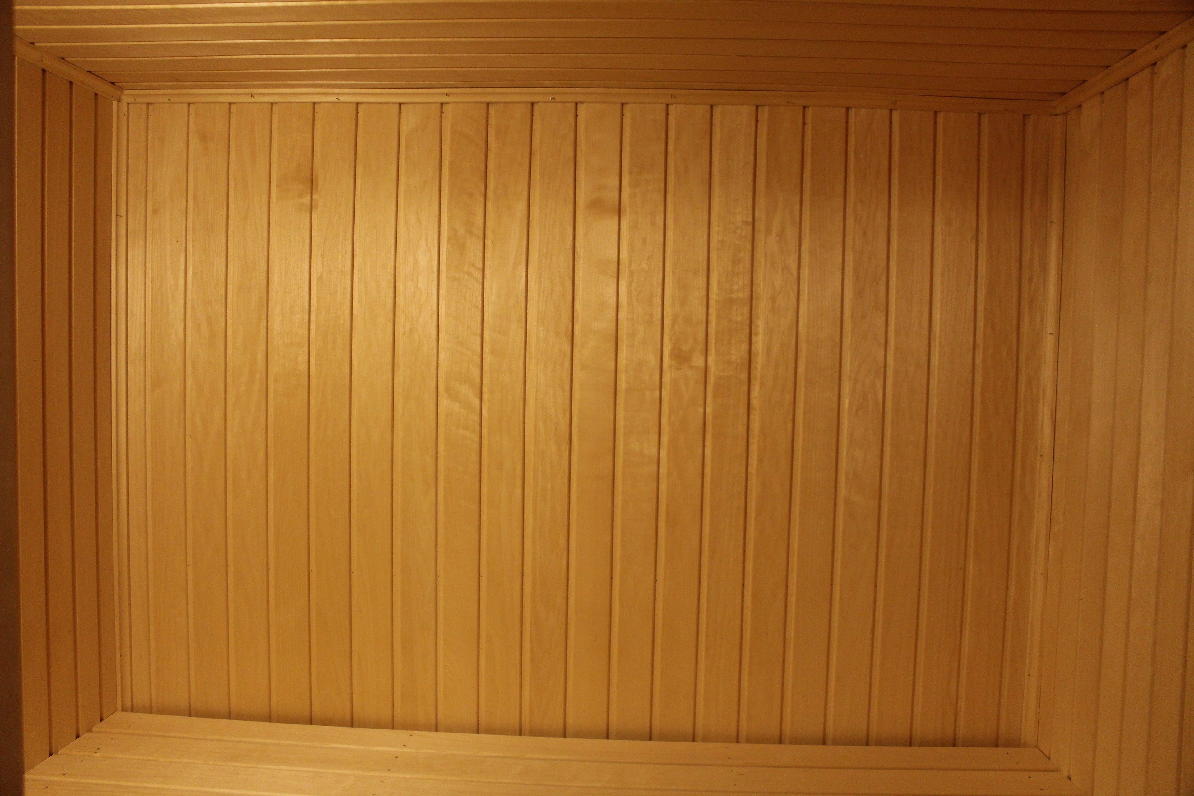 Een kamer met houten paneelwanden en een houten vloer.