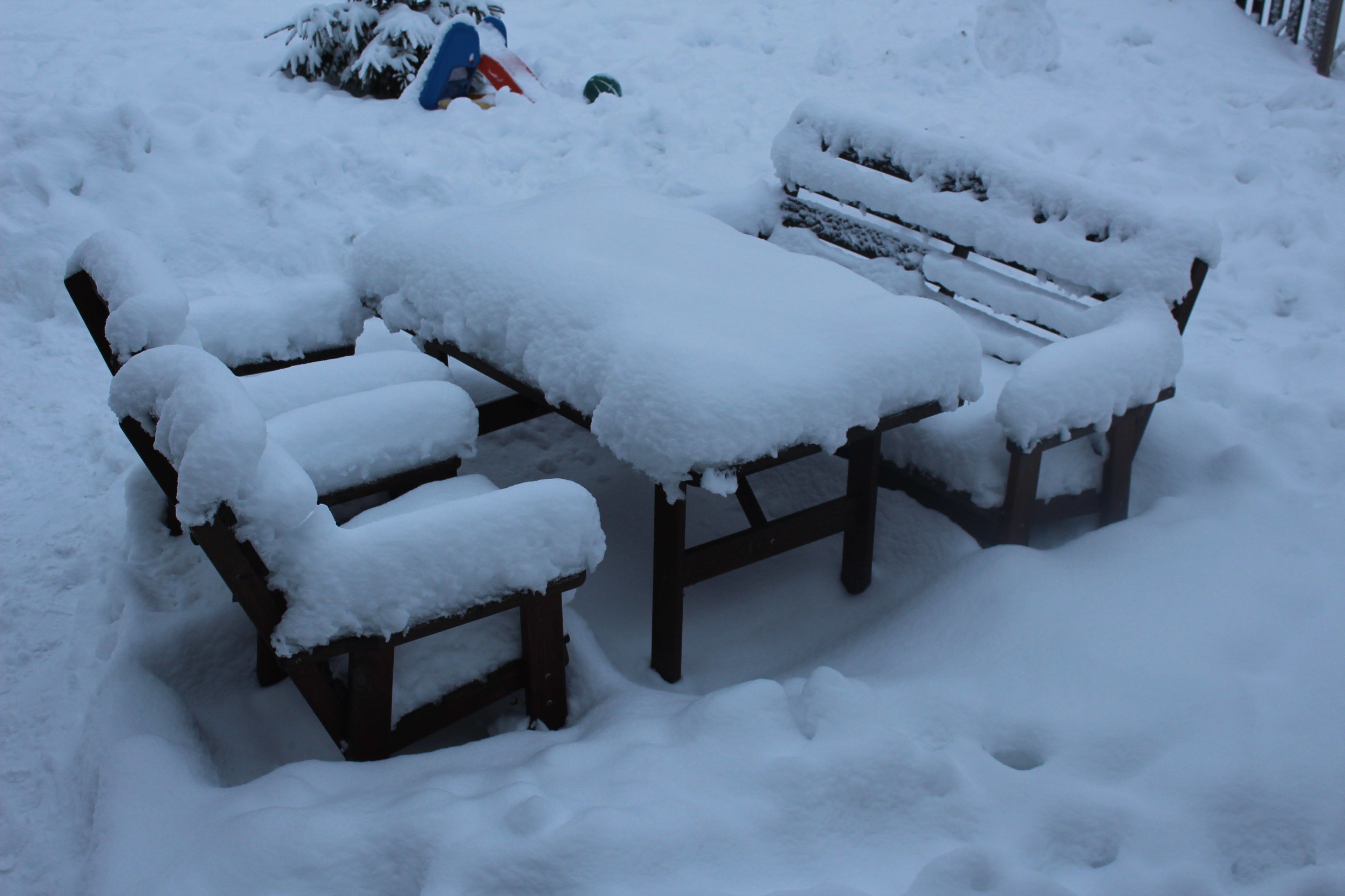 Un banco cubierto de nieve.