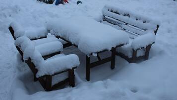 Un banco cubierto de nieve.