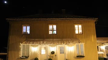 Boendets fasad - kväll/natt