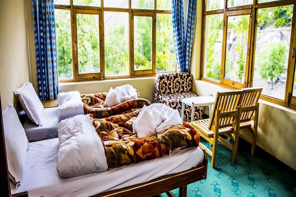 20 bedrooms, Egyptian cotton sheets, premium bedding, desk