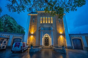 Fachada de la propiedad por la tarde o noche