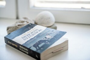 A book titled 'Bergens Stjarnor' by JoJo Moyes on a table. - STF Visby Hamn Vandrarhem (Visby)
