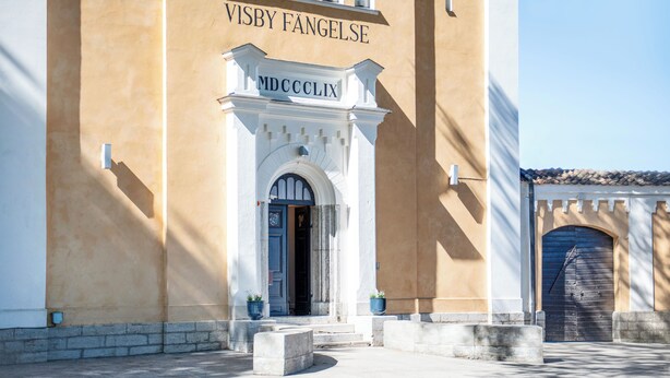 A building with a sign reading 'VISBY FÄNGELSE' and 'MDCCCLIX' above the entrance. - STF Visby Hamn Vandrarhem (Visby)