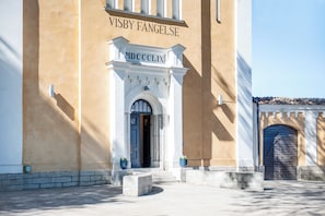 Um edifício com uma placa indicando 'VISBY FÄNGELSE' e 'MDCCCLIX' sobre a entrada.