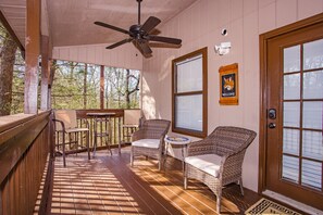 Outdoor dining - Fox's Den, Hot Tub, FREE Attraction tickets for each paid day, Arcade Game, WIFI (Pigeon Forge)