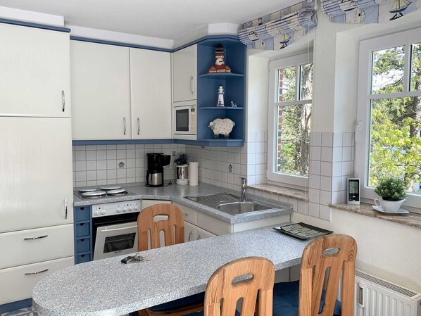 Kühlschrank, Mikrowelle, Ofen, Geschirrspüler