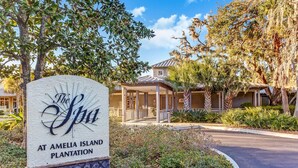 Señalización de The Spa en Amelia Island Plantation, con zona de estar al aire libre techada y jardinería tropical.