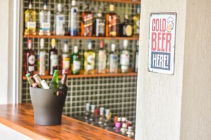 Bar en bord de piscine