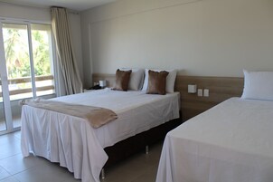 Quarto triplo superior, várias camas, para não fumantes, vista para o jardim | Cortinas blackout, Wi-Fi de cortesia, roupa de cama