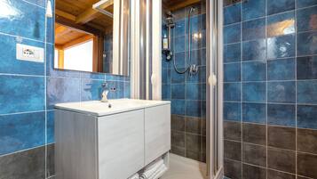 Exclusive-studiosviitti, nÀköala puutarhaan | Untuvapeitot, memory foam -patjalliset sÀngyt, yksilöllisesti kalustettu