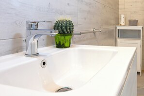 Classic Double Room, Garden View | Bathroom - Alguer Guest House (Alghero)